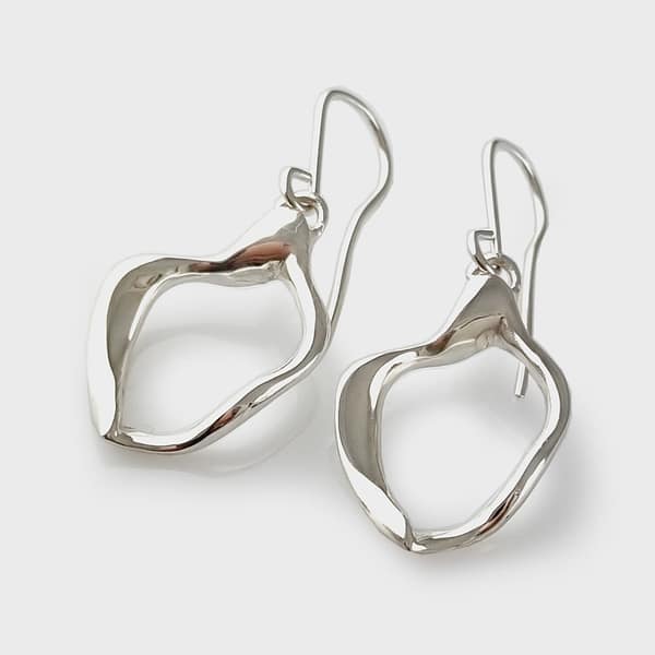 ER ss399 " Totorere Shell Link" earrings in Sterling Silver - regular hooks