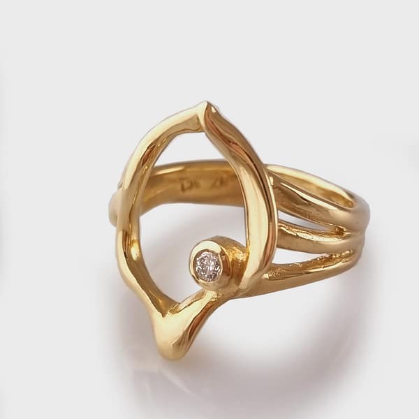 RG-9Y293 9ct Yellow Gold stylised 'Totorere Shell Link ' ring and Diamond M.5