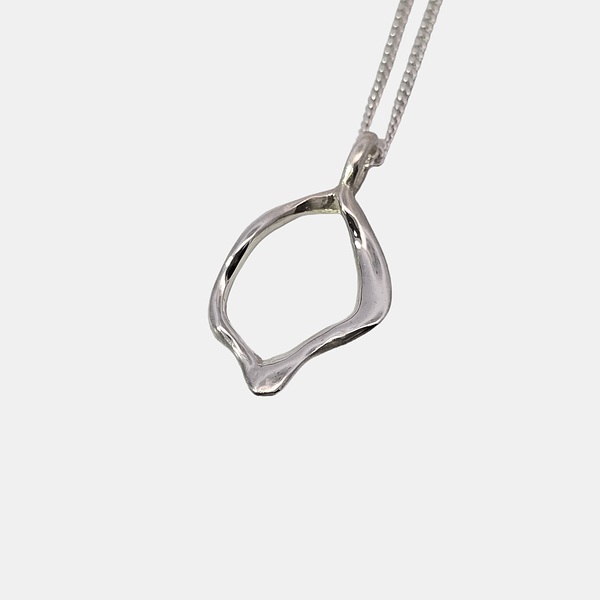 Totorere Shell link pendant -light