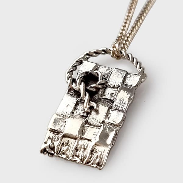 PD -428 Sterling silver stylised 'KETE'pendant and chain