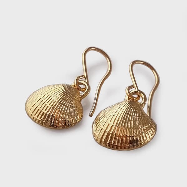 ER -9Y386 Yellow Gold ' mini Cockle ' shells - Little Bay Coromandel - earrings