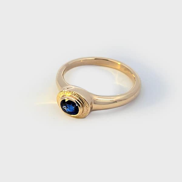 RG 9Y636 Hand finished YELLOW GOLD rub over collet style Sapphire dress ring size P LE