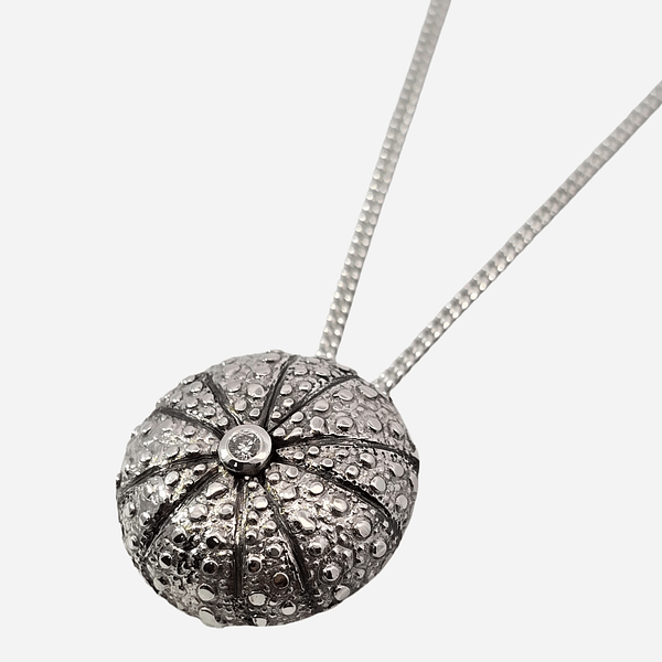 PD ss672 Stylised Sterlingsilver Spikey Kina half disc pendant with Diamond *