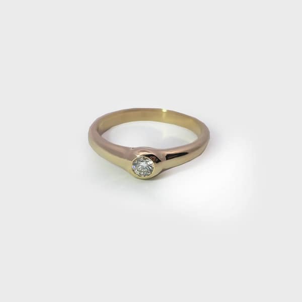 Diamond mini Dome ring in Gold